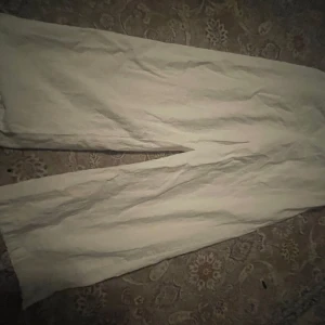 Vita linne byxor - Linne byxorna har aldrig används bara testat. Sitter bra och är väldigt rena inga fläckar eller hål.