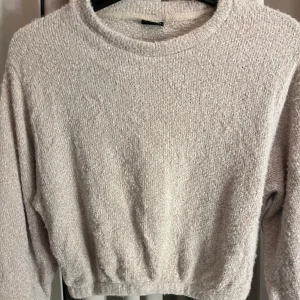 Beige stickad tröja - Beige grå superskön stickad tröja i bra skick, tajtare i midjan. Pris kan diskuteras🩷