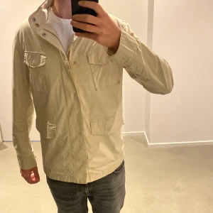 John Henric field jacka - Säljer nu denna John Henric jackan som i princip är helt slutsåld, storlek S. Jackan är i bra skick, 9/10. Nypris ligger runt 1600kr. Tveka inte på att höra av dig vid minsta fundering