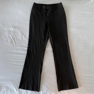 Vintage lågmidjade kostymbyxor pinstripe  - Storlek 38 på lappen men har sytt om de i midjan för att passa 36 (dm för närmare bild). Innerbenslängd 82 cm, midja 36x2 cm 💋