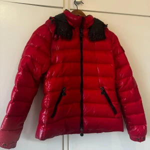 Moncler bady - Säljer min moncler bady, den är väldigt lik maya jackan men den stora skillnaden är att den här går in mer i midjan. Den är i väldigt bra skicka och är inte trasig någonstans, ända stället man kan se tydligt att den är använd är på insidan. Det är bara att skriva till mig om bevis på att den är äkta så jag inte fick plats med det på bilderna. Priset kan absolut diskuteras vid snabb affär.