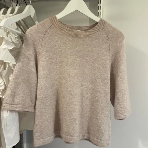 Beige tröja från & Other Stories - Säljer en superfin beige tröja från & Other Stories. Den är i ett mjukt material och har trekvartsärmar, perfekt nu till hösten. 