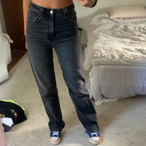 Svarta jeans - Säljer ett par snygga svarta jeans från Zara. Slitna vid fötterna därav priset🩷