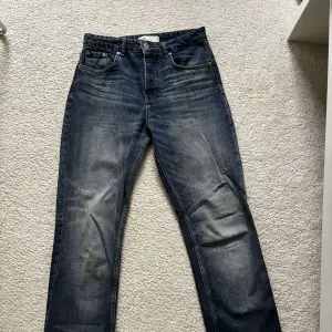 Säljer ett par mörkblå jeans i bra skick. De har en klassisk femficksdesign och en snygg tvättad look. Perfekta för vardagsbruk och kan matchas med det mesta i garderoben. Passformen är normal och de är tillverkade i ett slitstarkt denimtyg. 💙