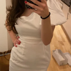 Vit klänning student - Jättefin vit one-shoulder klänning från Boohoo! Storlek S. Endast använd 1 gång. Perfekt till studenten🫧🫶🏼