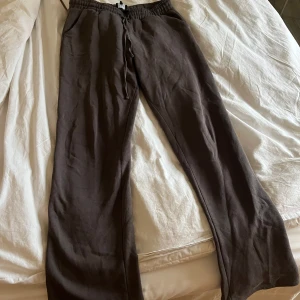  mjukisbyxor från LXA - Säljer ett par mörkgråa mjukisbyxor från LXA i storlek M. De är superbekväma med elastisk midja och dragsko för perfekt passform. 