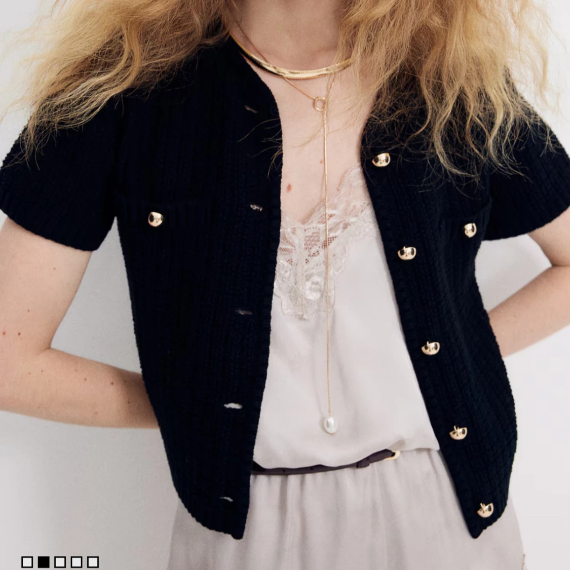 Svart ribbad kofta med guldknappar - 91