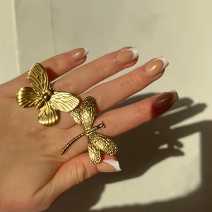 Ringar  - Säljer eleganta guldiga och silvriga  ringar i rostfritt stål och justerbara! Stora 100kr och små 70kr st plus frakt!! Vid köp av fler får du rabatt❤️helt nya 