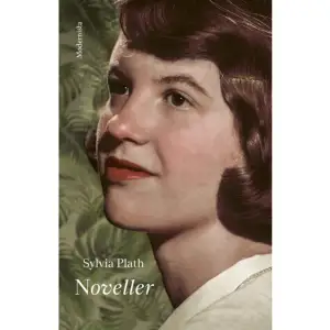 »Novellerna spänner från att vara bra till briljanta. I de bästa har Plath en skarp blick för parrelationens strukturer och maktordning.« Betyg: 5 av 5 - Magnus Dahlerus, BTJ »En av det engelska språkets mest firade och kontroversiella efterkrigspoeter.« Margaret AtwoodSylvia Plaths liv, äktenskap och självmord är sedan länge mytologiserade, genom filmer, romaner och idealiserande kommentarer. I första hand är det poesin och romanen Glaskupan som ligger till grund för de idolbilder som gärna ställer sig i vägen för författarskapet. Plaths noveller är på gott och ont mindre kända; deras tematik - psykisk ohälsa, kvinnans plats i patriarkatet, äktenskapet - betraktades som kontroversiell av författarens samtid, och hon hade svårt att få dem publicerade. Här presenteras ett fylligt urval. I svensk översättning av Margareta Tegnemark, med ett nyskrivet förord av litteraturkritikern Björn Kohlström.SYLVIA PLATH föddes i Boston 1932. Efter att ha skrivit en avhandling om Fjodor Dostojevskij kom hon i mitten av 1950-talet till England som Fulbrightstipendiat. Debutboken The Colossus utkom 1960, men det var med den postuma utgåvan av Ariel 1965 som hennes rykte verkligen började växa. Under hela livet led Plath av svåra depressioner. Hon begick självmord 1963.    Format Inbunden   Omfång 206 sidor   Språk Svenska   Förlag Modernista   Utgivningsdatum 2022-05-24   Medverkande Margareta Tegnemark   Medverkande Björn Kohlström   ISBN 9789177817994  