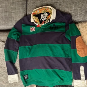 Randig pikétröja från Morris Gents - Säljer en snygg randig pikétröja från Morris Gents. Tröjan har en klassisk krage och coola detaljer som armbågslappar i mocka tröjan är skön och i bra kvalitet. En favorit som inte används längre tyvärr