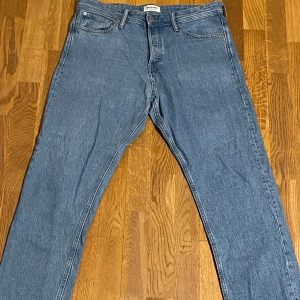 Jack & Jones jeans - Storlek 34/32, använda max 5 gånger pga för stora, modellen är relaxed fit (chris). Kontakta mig vid fler frågor/bilder