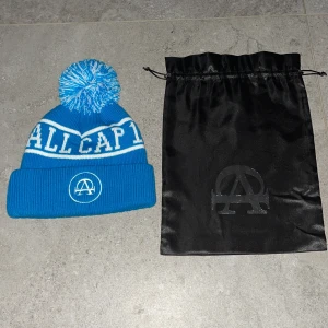 All Cap One Mössa  - Säljer nu denna All Cap One Mössa i färgen ljusblå | Köpt från All Cap One | Nypris 300kr Ingår dustbag | skick 10/10 aldrig använd | Hör av er vid frågor eller funderingar |