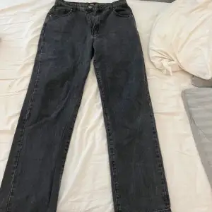 Säljer ett par svarta jeans från Cotton On i storlek 40 EU. De har en klassisk straight passform och är perfekta för både vardag och fest. Jeansen är i bra skick och har en snygg tvättad look. Perfekta för höst och vinter!