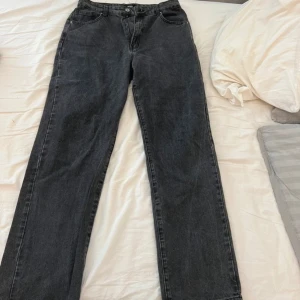Svarta jeans från Cotton On - Säljer ett par svarta jeans från Cotton On i storlek 40 EU. De har en klassisk straight passform och är perfekta för både vardag och fest. Jeansen är i bra skick och har en snygg tvättad look. Perfekta för höst och vinter!