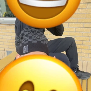 Svart mössa med rutigt mönster - Snygg svart mössa med ett diskret rutigt mönster och en broderad logga framtill. Perfekt för att hålla sig varm och stilren under kyliga dagar. Passar både till vardags och mer  avslappnade tillfällen.