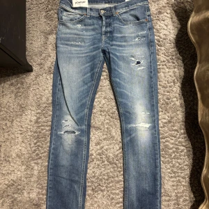 Dondup jeans  - Säljer dessa snygga blå dondup jeans då dom tyvärr är förstora, aldrig använda så skicket är som nytt🤗