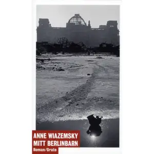 Brev från Claire 31 augusti 1945: Kära pappa och mamma! Så fruktansvärt det är i Berlin! Man kan inte föreställa sig denna sorgliga jättestad där inte ett enda hus är helt. Tusen gånger värre är att berlinarna bor i källare och dör av svält. Under andra världskrigets sista år är den unga parisiskan Claire Mauriac ambulansförare vid franska Röda korset. Efter krigsslutet skickas hon till ett Berlin i ruiner för att bistå den ständigt ökande strömmen av flyktingar. Där möter hon kärleken, gifter sig och föder dottern, sitt Berlinbarn. Dessa omvälvande upplevelser speglas i Claires brev och dagboksanteckningar som utgör stommen i Anne Wiazemskys bok om sin mor. Anne Wiazemsky, född 1947, debuterade som skådespelare 1966 och medverkade i filmer av bl.a Robert Bresson, Pasolini och Jean-Luc Godard innan hon i slutet av 1980-talet blev författare på heltid. Mitt Berlinbarn är hennes fjärde bok i svensk översättning. Förlaget har tidigare utgivit En handfull människor (2004), Lovsånger till kärleken (2006) och Debutant (2008).    Format Danskt band   Omfång 226 sidor   Språk Svenska   Förlag Elisabeth Grate Bokförlag   Utgivningsdatum 2012-01-16   Medverkande Leif Thollander   Medverkande Anne Wiazemsky   Medverkande Ragna Essén   ISBN 9789186497149  