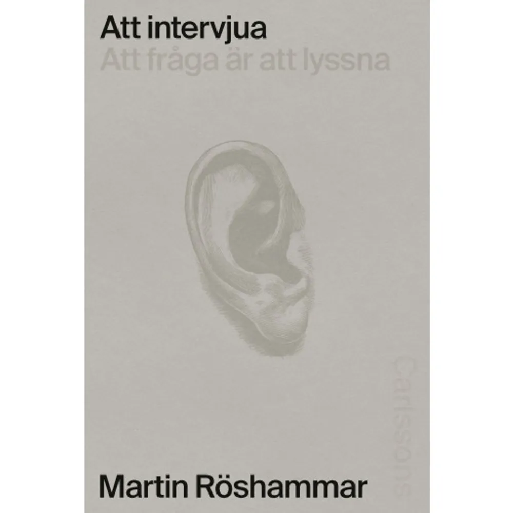 Att intervjua - Att fråga är att lyssna är en bok om intervjuernas förlovade land. Alla möten, alla Zoom-intervjuer, alla telefonintervjuer är värda att lägga ner kraft och tankemöda på. Och alla intervjuer kan bli bättre, som intervjuare kan du alltid komma lite närmare, få reda på lite mer. En intervju kan vara så mycket, det är inte bara en utfrågad det gäller, utan också en lyhörd lyssnare och en observant iakttagare. Martin Röshammar har många års yrkeserfarenhet från olika typer av tidningar, tidskrifter, magasin, kundtidningar och fackförbundstidningar m.m. Han har publicerat tusentals intervjuer utöver personporträtt. Han har publicerat korta, långa, lyckade och misslyckade, personliga och djuplodande såväl som ämnesspecifika och väldigt nördiga intervjuer. Röshammars många möten i arbetet med boken journalister, poddare, moderatorer och författare, har i mångt och mycket format boken. Detta visar också på bredden och den sammantagna erfarenheten som gör boken viktig och handgriplig. De personer han mött i arbetet med boken är: David Lagercrantz, Monica Saarinen, Martin Schori, Katarina Gunnarsson, Katarina Hahr, Stina Jofs, Martin Wicklin, Olof Lundh, Marie Branner, Fredrik Strage, Matilda Voss Gustavsson, Johar Bendjelloul, Stina Dabrowski, Anna Hedenmo, Bengt Bok, Kristoffer Triumf och Titti Schultz. Boken kan fungera som kurslitteratur och inspirationskälla för skribenter liksom läsning för den intresserade medborgaren som önskar få en inblick i en viktig del av mediernas värld. Martin Röshammar, Stockholm, f. 1971, är en erfaren journalist och författare med 25 år bakom sig som skribent bl.a. på Jönköpings-Posten, Göteborgs-Posten, sportchef på Punkt SE och reporter på Lärarförbundets tidningsavdelning. Hans specialgebit har blivit alla typer av intervjuer, porträtt och reportage. Han är en både lyhörd och nyfiken lyssnare och frågeställare._______