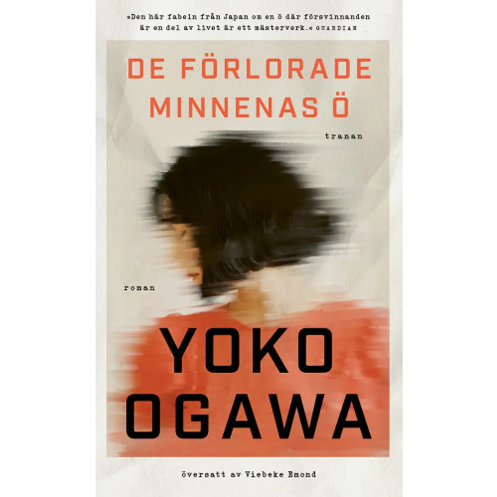 De förlorade minnenas ö är en klassikerstämplad dystopisk berättelse av en av Japans främsta författare. På en namnlös ö sprider sig glömskan som en epidemi. Saker har börjat försvinna från ön, och strax där på även ur människors minnen. En dag finns det inte längre några fåglar, en annan inga mera rosor. Romanen berättas av en ung författare vars redaktör är i fara och behöver hennes hjälp för att undkomma. Tillsammans inser de att hennes skrivande kan vara det enda sättet att bevara det förflutna och alla minnen på.Bokcirkelfrågor ingår. Yoko Ogawa är en av Japans kändaste och mest ansedda författare. Romanen var nominerad till Kulturhuset Stadsteaterns internationella litteraturpris 2022.     Format Pocket   Omfång 315 sidor   Språk Svenska   Förlag Bokförlaget Tranan   Utgivningsdatum 2022-11-14   Medverkande Vibeke Emond   Medverkande Sara R. Acedo   ISBN 9789188903426  . Böcker.