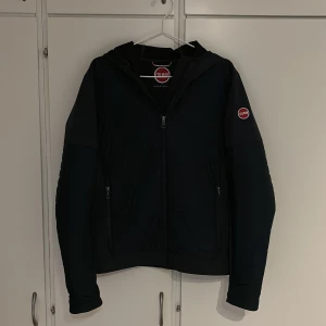 Colmar jacka nyskick - Säljer min feta Colmar jacka/cardigan i nyskick. Storlek 50/M. Skick 9.5/10 inga defekter. 