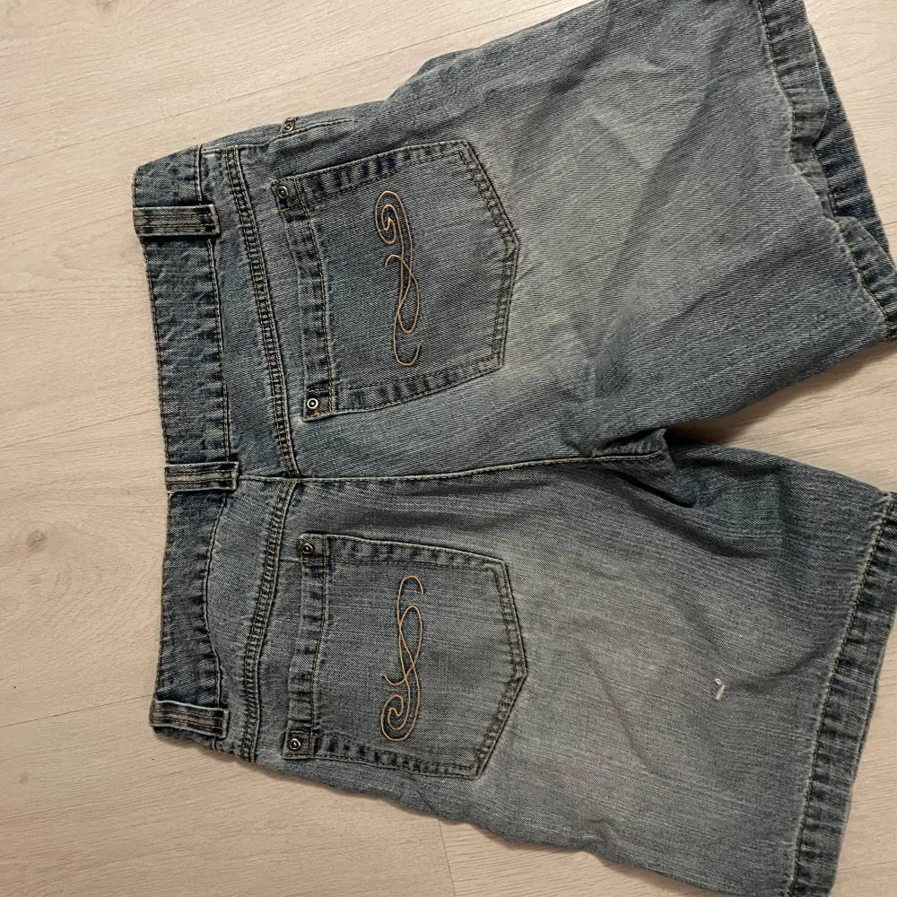 Coola vintage jeansshorts! Oversized men passar mig med ett skärp🩵. Shorts.