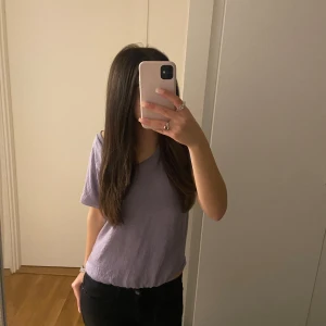 T-shirt - Säljer en söt ljuslilla t-shirt i satin liknande material med en v-ringad hals. Hör av er om ni har några funderingar💜