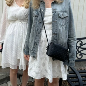 Becksöndergaard väska - Säljer en snygg svart ”flätad” axelväska från becksöndergaard. Den har en praktisk dragkedja och en smidig axelrem samt ett innerfack i väskan. Väskan är i mycket bra skick och passar till alla outfits. Hör av dig vid frågor🤗.