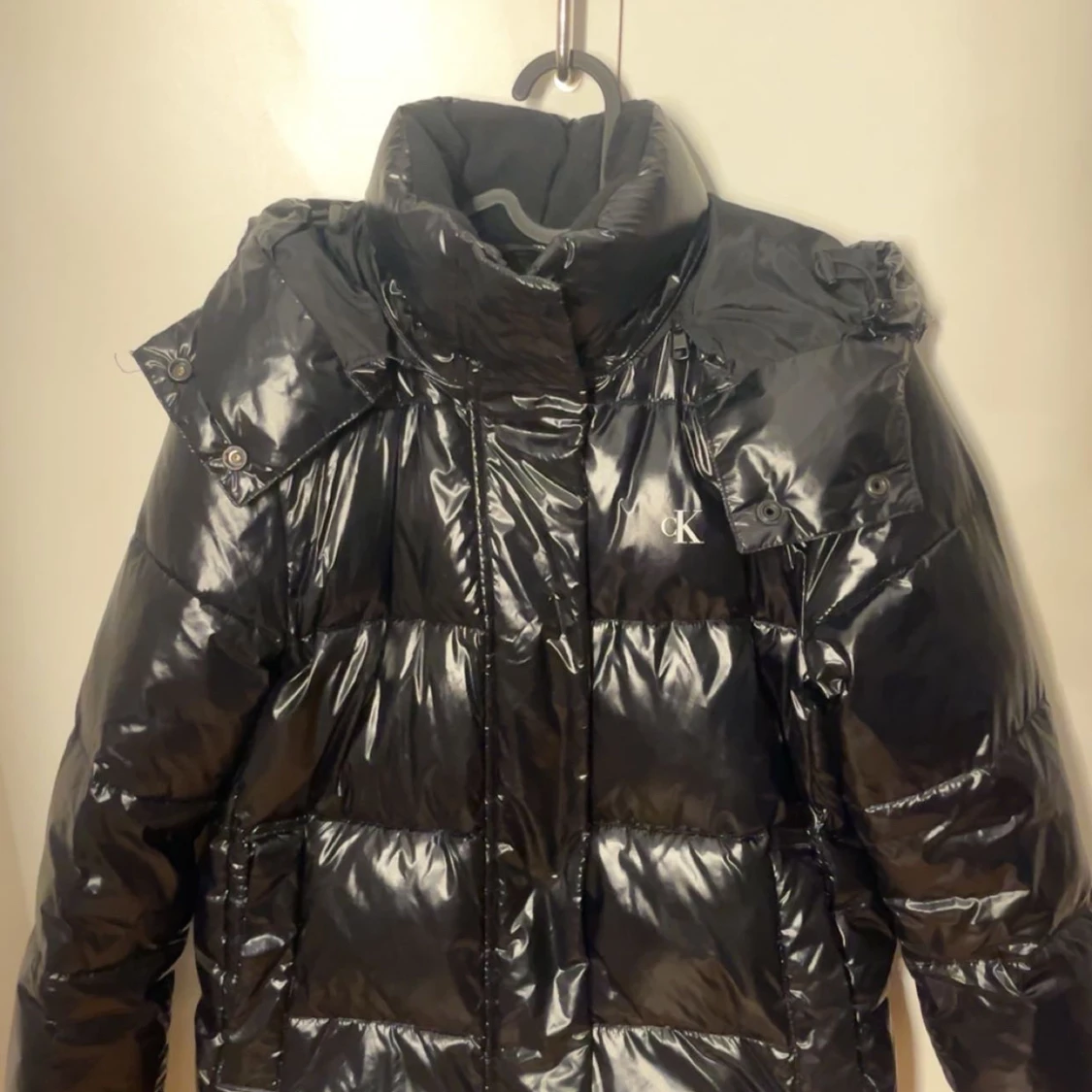 Svart glansig dunjacka från Calvin Klein - 90