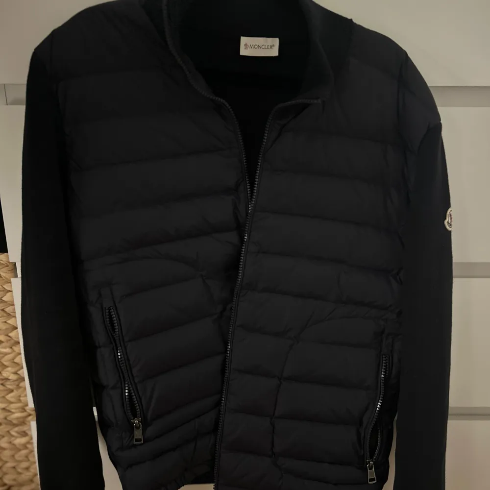 Säljer nu brosans gamla moncler cardigan då varken jag eller han vill/behöver den eftersom han har ”bytt” stil. Fin tröja/jacka som är lagom varm och ”trendig”. Vill helst bara bli av med den så antar att det är först till kvarn annars hamnar den nog i nån låda på vinden, den passar mig som är 180cm och den är i storlek L/3. Priset är inte hugget i sten heller så är öppen för prisförslag men helst rimliga . Jackor.