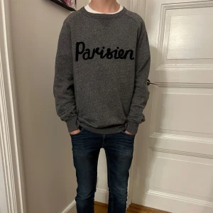 Maison Kitsuné - Säljer en grå bommul Matsons Kitsuné tröja i oanvänt skick, nypris 1500 kr. Mitt pris 650.  Storlek S i herr och är en trendigt plagg just nu, är 166 i bilden