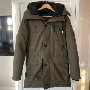 parkajacka från The Kooples - Säljer en olivgrön parkajacka från The Kooples i mycket bra skick. Jackan har en avtagbar päls. The kooples är ett mycket välkänt märke i England där jag även köpte jackan för ett par år sedan för cirka 7000kr. 
