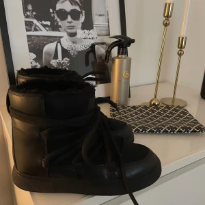Svarta vinterboots - inuikii liknande skor. Använda fåtal gånger. I storlek 36/37