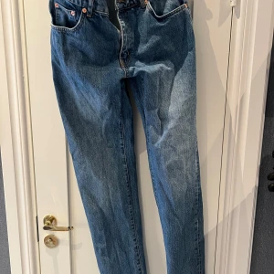 Blå jeans från Woodbird - Säljer ett par snygga blå jeans från Woodbird i storlek 30/34. De har en klassisk straight fit och är i mycket bra skick. Perfekta för både vardag och fest! 🕺