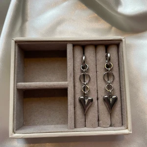 Alva earrings  - 45kr per par, gjorda i rostfritt stål vilket innebär att metallen inte färgar av sig eller tappar färg💐