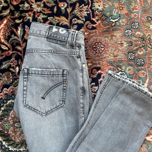 Dondup jeans - Dondup, modell Lucky säljes!  Fint skick, finns ett litet hål på ena bakfickan (se bild 4) annars inga anmärkningar. Storlek - 31