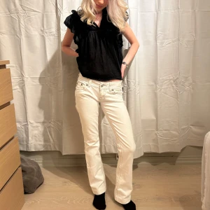 Vita jeans från Miss Me - Säljer ett par snygga vita jeans från Miss Me i bra skick. De är dekorerade med glittriga detaljer på bakfickorna och har en bootcut-stil. det finns två fläckar på botten, men de är inte särskilt synliga☺️