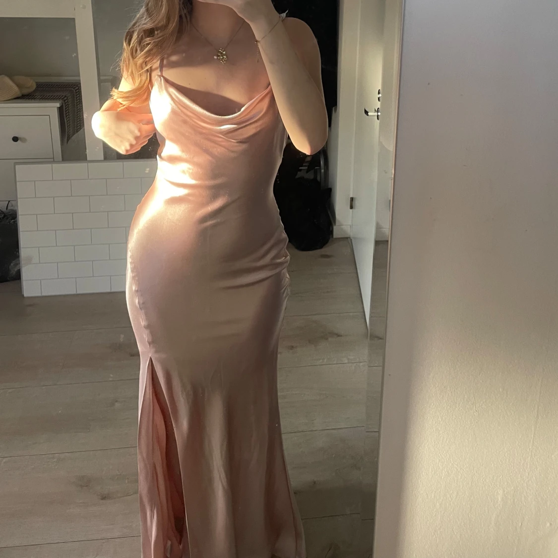 Ljusrosa långklänning med slits - 93