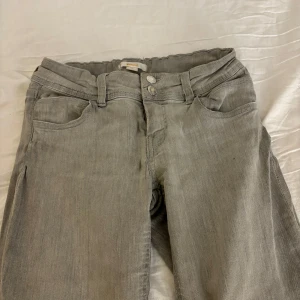 Grå jeans från Gina Tricot - Ljusgråa jeans från Gina Young. Använda men inget fel på dom.🩷