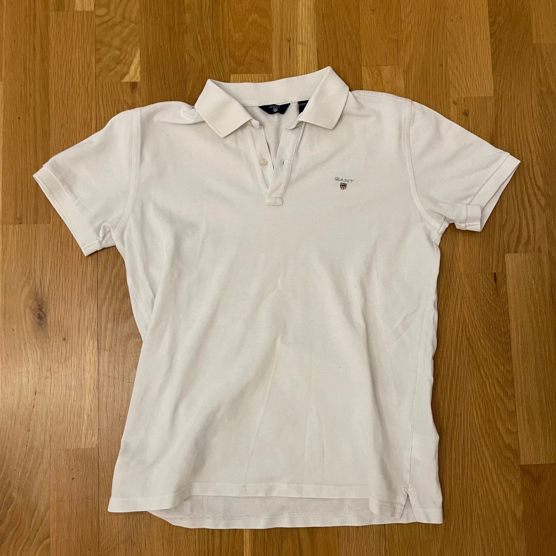 Vit pikétröja från GANT