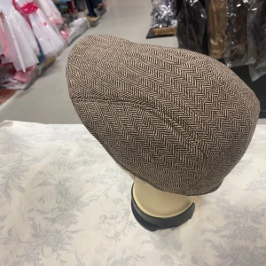 Stilfulla herrkepsar i olika mönster - Säljer snygga herrkepsar i olika mönster och färger. En brun med fiskbensmönster, en brunrutig och en grårutig. Perfekta för höst och vår, tillverkade i ett bekvämt material som ger en normal passform. Passar både till vardags och festliga tillfällen.  125kr/st . Samma frakt 