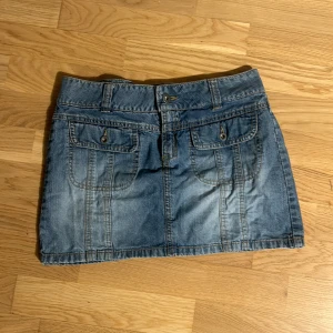 Jeanskjol från Vero Moda - Säljer en snygg blå jeanskjol från Vero Moda i storlek S.  Har två fickor fram och bälteshällor. Pris kan diskuteras💗