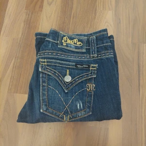 Snygga Miss Me Jeans! - Mörkblåa lowwaist bootcut miss me's med jättecool design på fickorna✨️Nytt skick, endast testade!