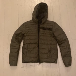 Hugo Boss Dunjacka - Hej! Säljer denna dunjackan från Hugo boss i färgen mörkgrön/olive då den är för liten för mig. Använd flertal gånger men har inga skador! Nypris 1800kr. Storlek S men sitter som M. Pris går som alltid att diskuteras! Kontakta vid minsta fundering! 😉