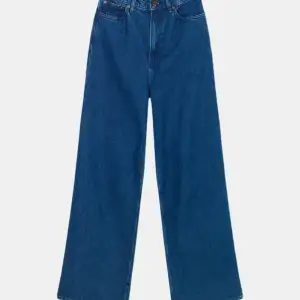 -Samsøe Rebecca jeans -Snygga mörkblå jeans  -Använda ett fåtal gånger, i gott skick -Storlek 25/32 -Material: 59% bomull, 41% Lyocell