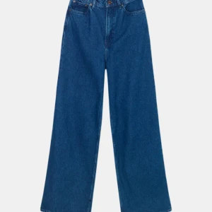 Samsøe Samsøe Rebecca jeans - -Samsøe Rebecca jeans -Snygga mörkblå jeans  -Använda ett fåtal gånger, i gott skick -Storlek 25/32 -Material: 59% bomull, 41% Lyocell