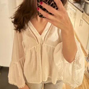 Vit blus från Zara - Snygg vit blus från Zara! Storlek XS men upplevs lite större då den är lös i passformen. Inte använd mycket🫧🫶🏼