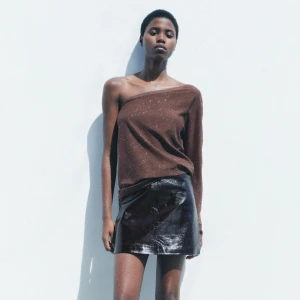 Brun glittrig oneshoulder topp - Snygg brun oneshoulder topp med glittriga detaljer från zara. Använd bara 1 gång 