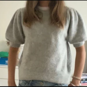 Grå stickad tröja med puffärmar - Säljer en superfin grå stickad tröja med puffiga ärmar Den passar perfekt nu till hösten💗 Priset kan diskuteras 💗