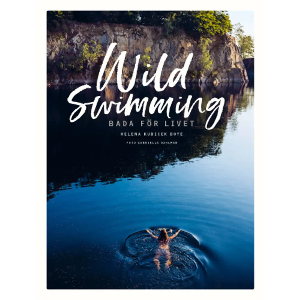De inbitna vinterbadarna har alltid vetat det och nu har forskningen kommit ifatt; det är bra för kropp och själ att vistas i naturen och bada året runt. »Wild swimming« har blivit en internationell folkrörelse. I Helena Kubicek Boyes vackra och stämningsfulla bok får du lära dig vad som händer i både kropp och själ när vi badar kallt. Författaren ger dig också mentala strategier att ta till hjälp när det känns motigt att möta kylan, ger tips på utrustning och hur man snabbt får upp värmen igen efter badet. Vad är det egentligen som lockar med iskalla utomhusbad? Kan det vara möjligheten att landa och få en stund att möta sig själv? Att känna sig modig, fri och stark? Att bli nästan rusig av energin och endorfinpåslaget? Oavsett vilket vittnar flera röster i boken Wild Swimming om både fysiska och psykiska hälsovinster. Gemensamt för dem alla är att de har blivit lustfyllt beroende av sina bad vid stränder och från klippor, vid små skogsjöar och från stadsnära bryggor. I Wild Swimming undersöker vinterbadaren och psykologen Helena Kubicek Boye vad det är som gör att man trotsar det instinktiva motståndet mot att bada utomhus även mitt i vintern. Via en kort återblick på badandets historia berättar Helena om vad som händer i både kroppen och sinnet när vi badar, om vilka mentala strategier du kan använda för att möta kylan, lite att tänka på när det gäller utrustning och om hur du snabbt får upp värmen igen efter badet. Och kom ihåg: ett kallt bad förstärker livet. Helena Kubicek Boye är leg. psykolog, KBT-terapeut, mindfulness instruktör, sömnexpert och författare till både faktaböcker och spänningsromaner. Hon är också en passionerad wild swimmer och har inte varit förkyld sedan hon började kallbada. Format Häftad Omfång 124 sidor Språk Svenska Förlag Polaris Fakta Utgivningsdatum 2021-10-26 Medverkande Gabriella Dahlman ISBN 9789189215702 . Böcker.