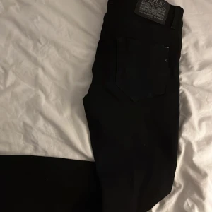Svarta Replay Jeans - Säljer ett par snygga svarta jeans från Replay i modellen MickyM. Skick är 10/10 aldrig använt pris går att diskuteras Nypris 1250
